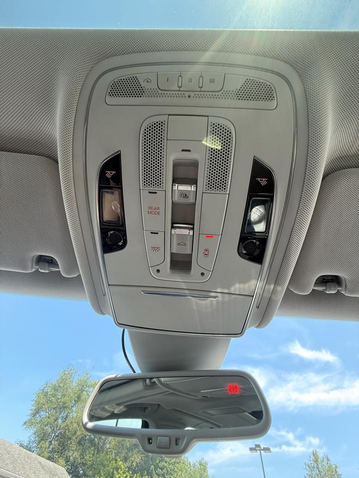Audi A8 4.2L quattro 2012