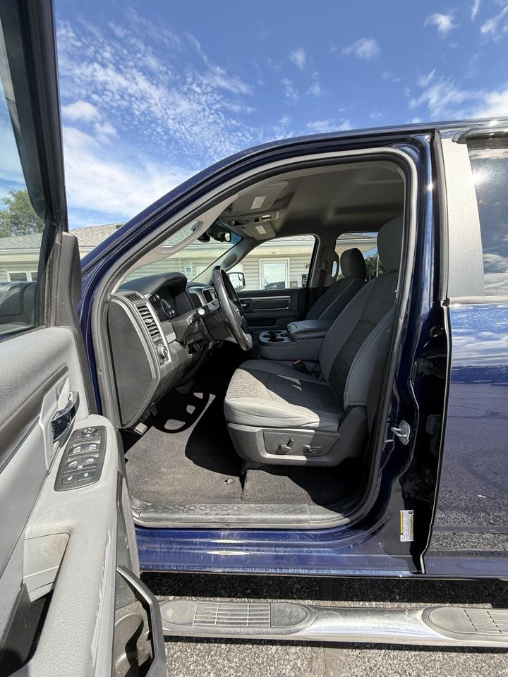 RAM 1500 4WD Quad Cab 140.5" Big Horn 2015