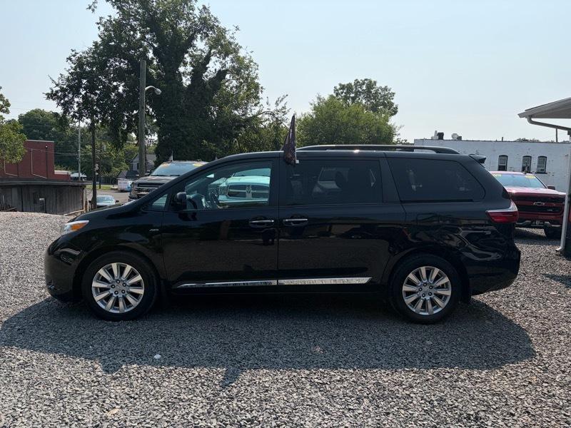 Toyota Sienna XLE 7-Passenger AWD 2017