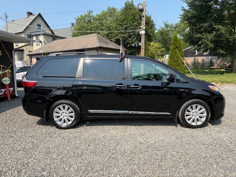 Toyota Sienna XLE 7-Passenger AWD 2017