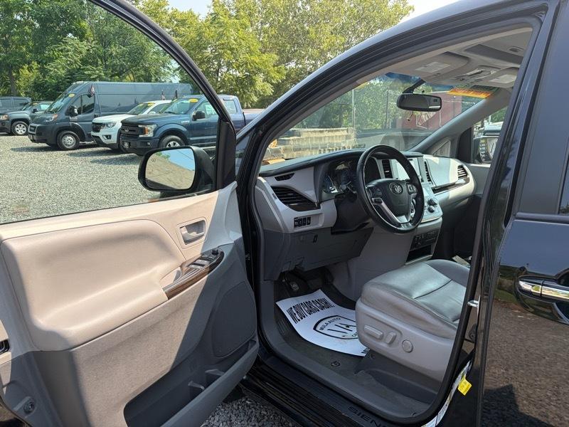Toyota Sienna XLE 7-Passenger AWD 2017