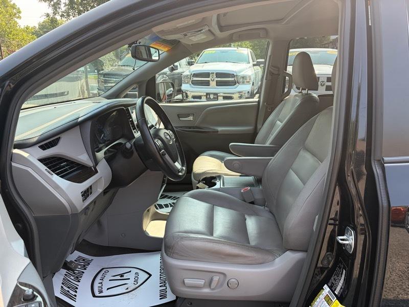 Toyota Sienna XLE 7-Passenger AWD 2017