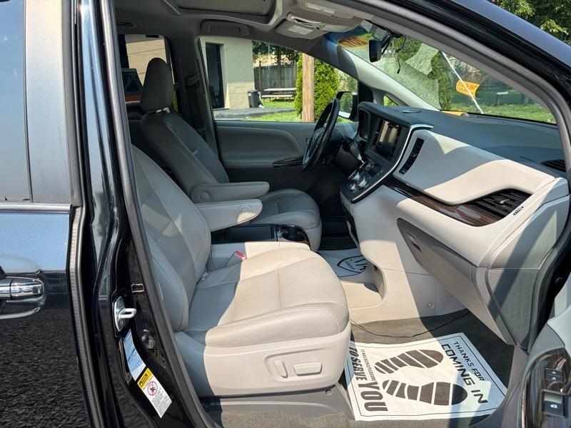 Toyota Sienna XLE 7-Passenger AWD 2017