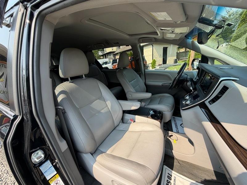 Toyota Sienna XLE 7-Passenger AWD 2017
