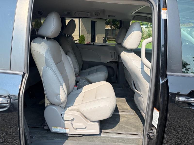 Toyota Sienna XLE 7-Passenger AWD 2017