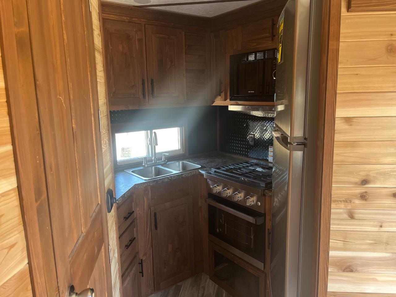 Ice Castle 8x21v Cross Country Traveler  2027