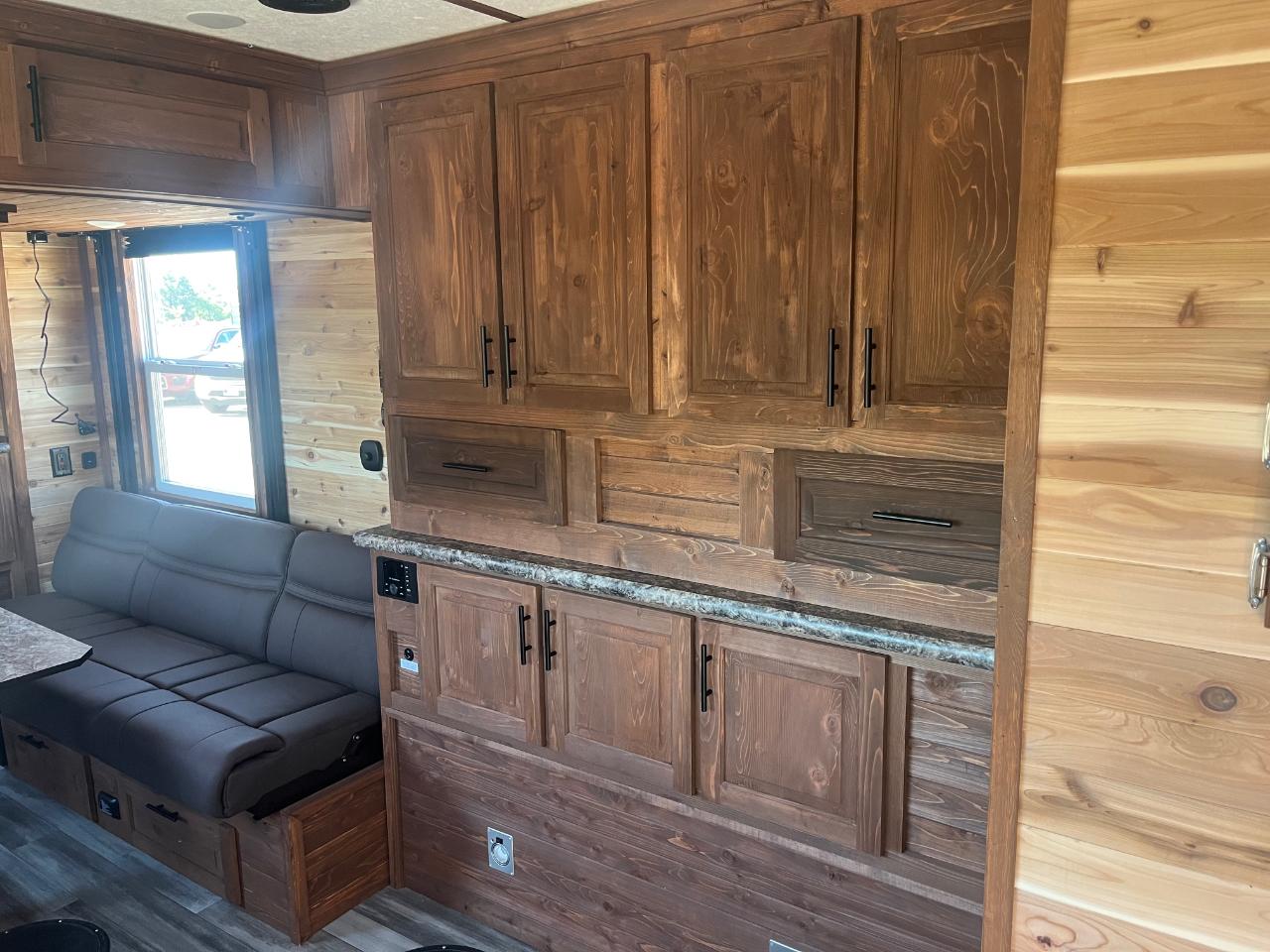Ice Castle 8x21v Cross Country Traveler  2027