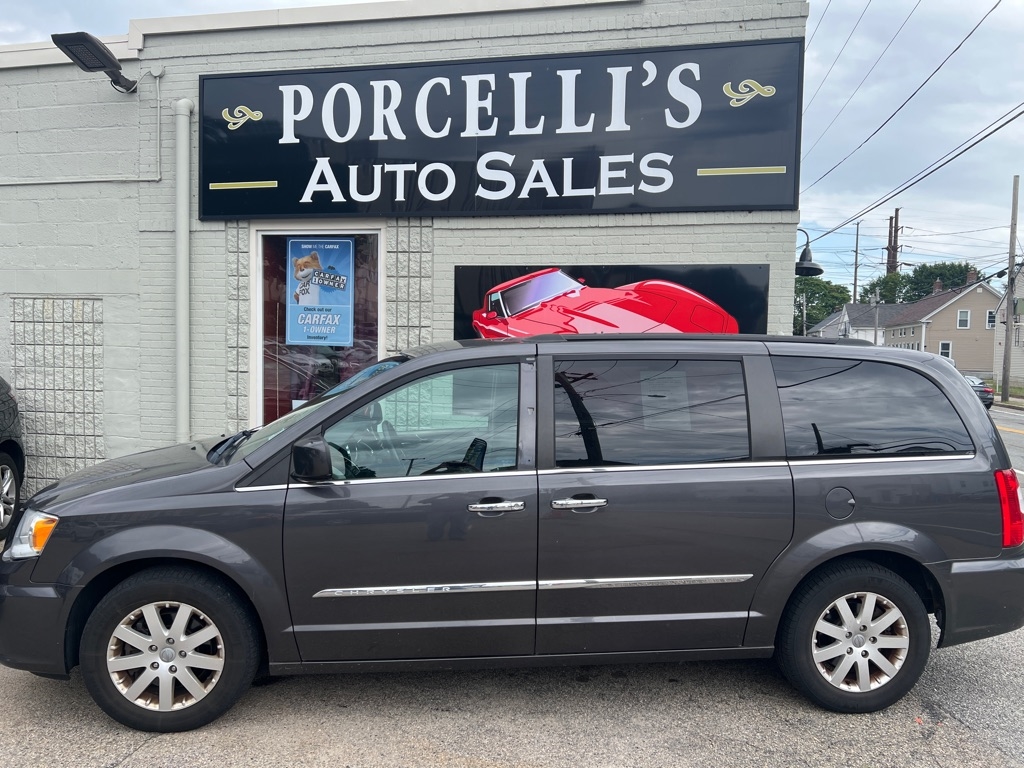 2015 Chrysler Town & Country Touring's photo