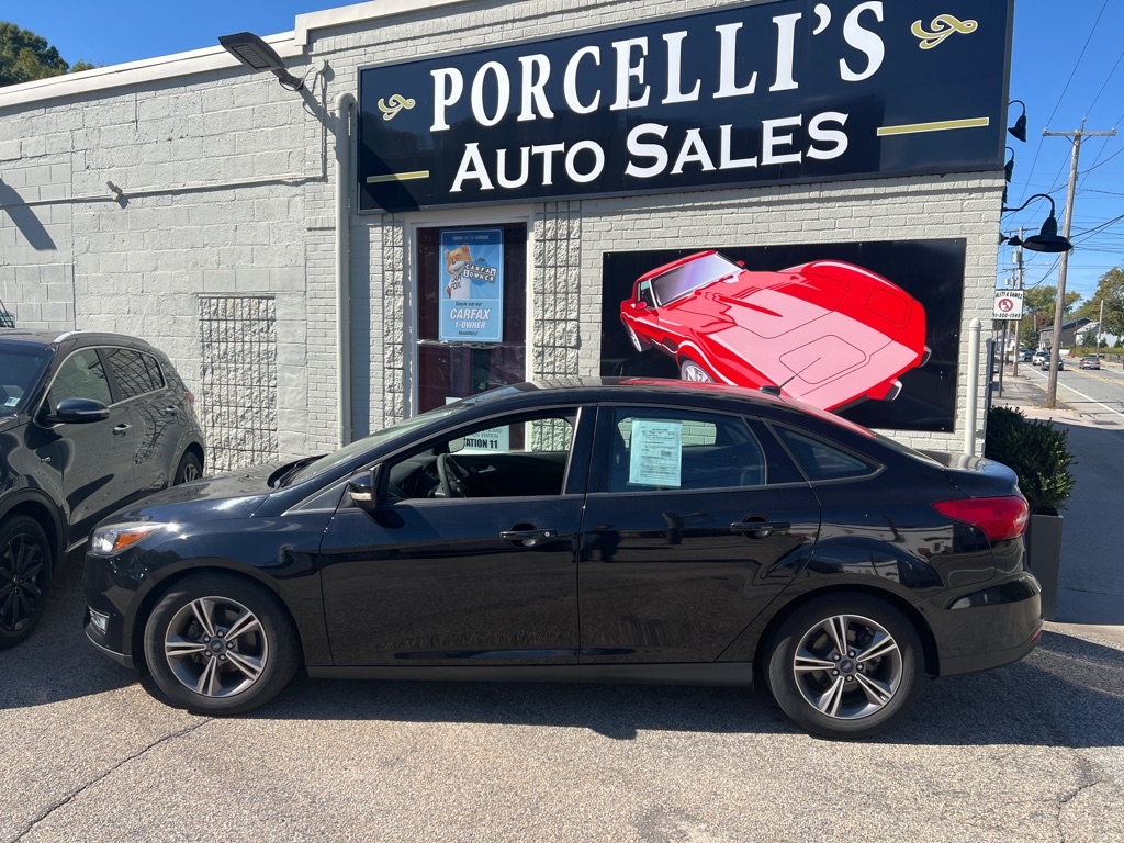 2017 Ford Focus SE's photo