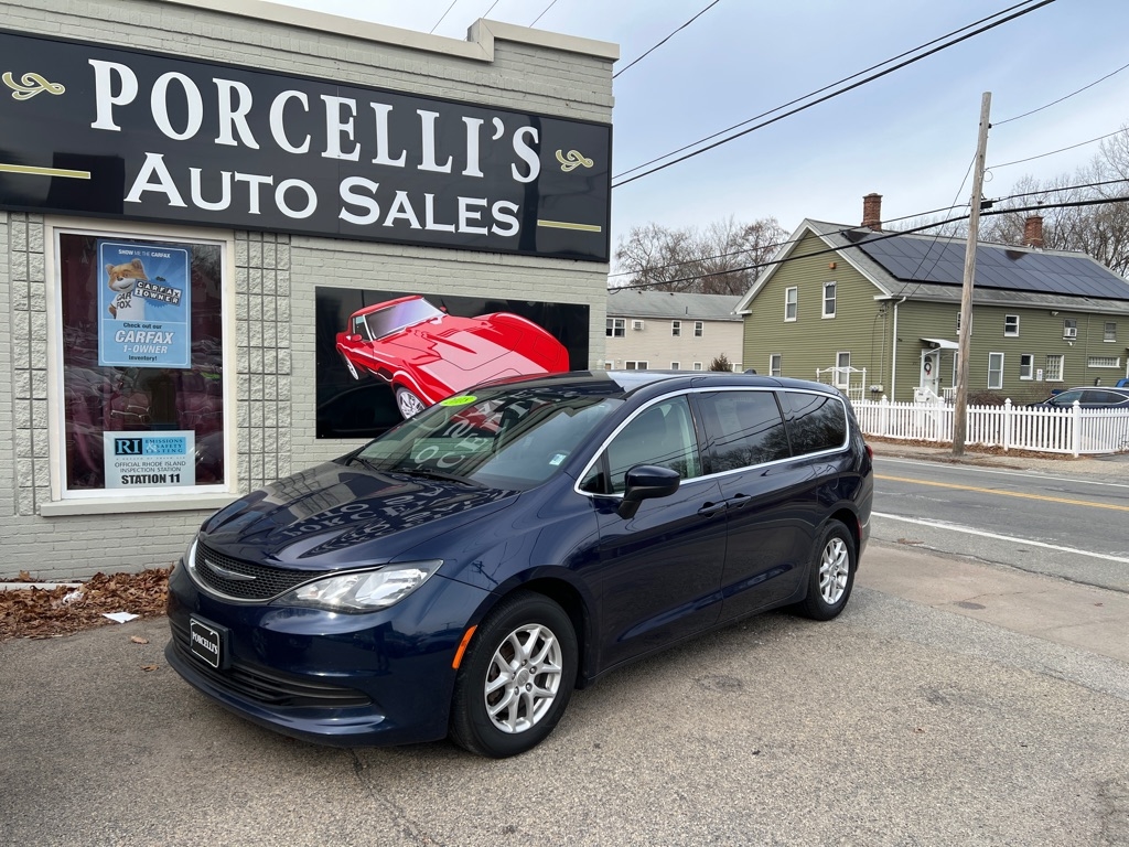 2018 Chrysler Pacifica LX's photo