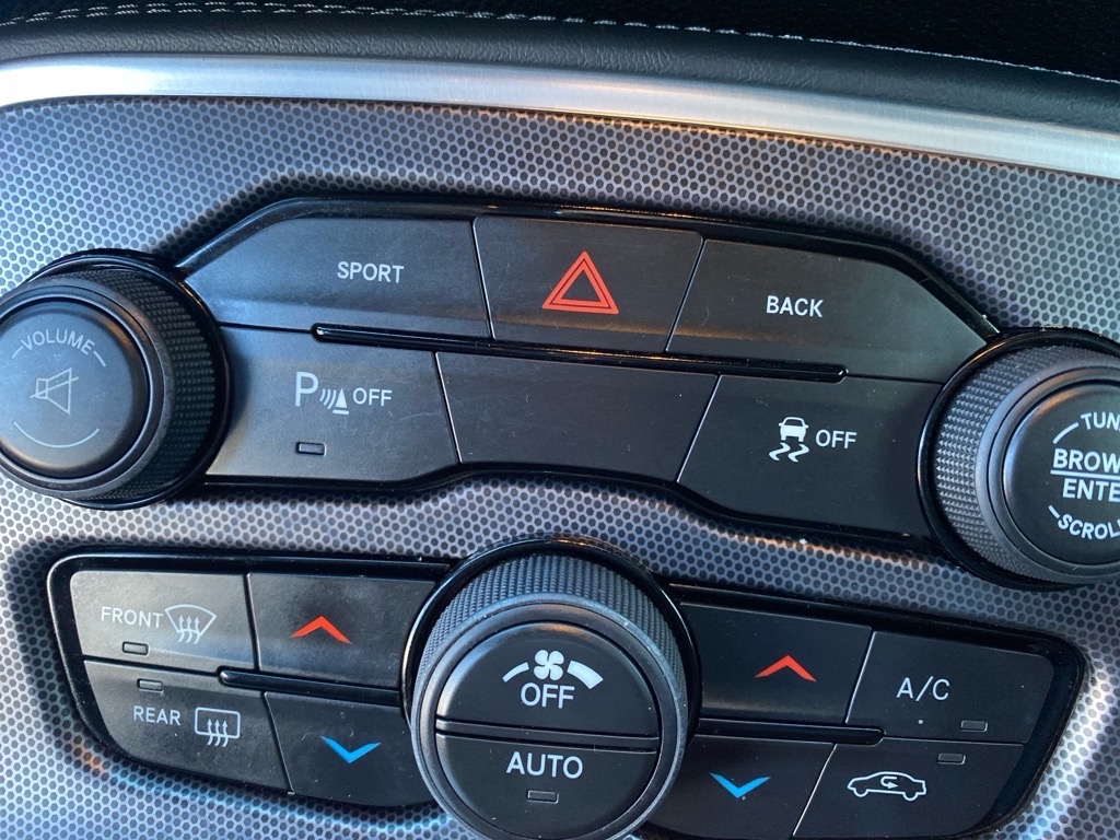 Dodge Challenger 2dr Cpe SXT Plus 2015