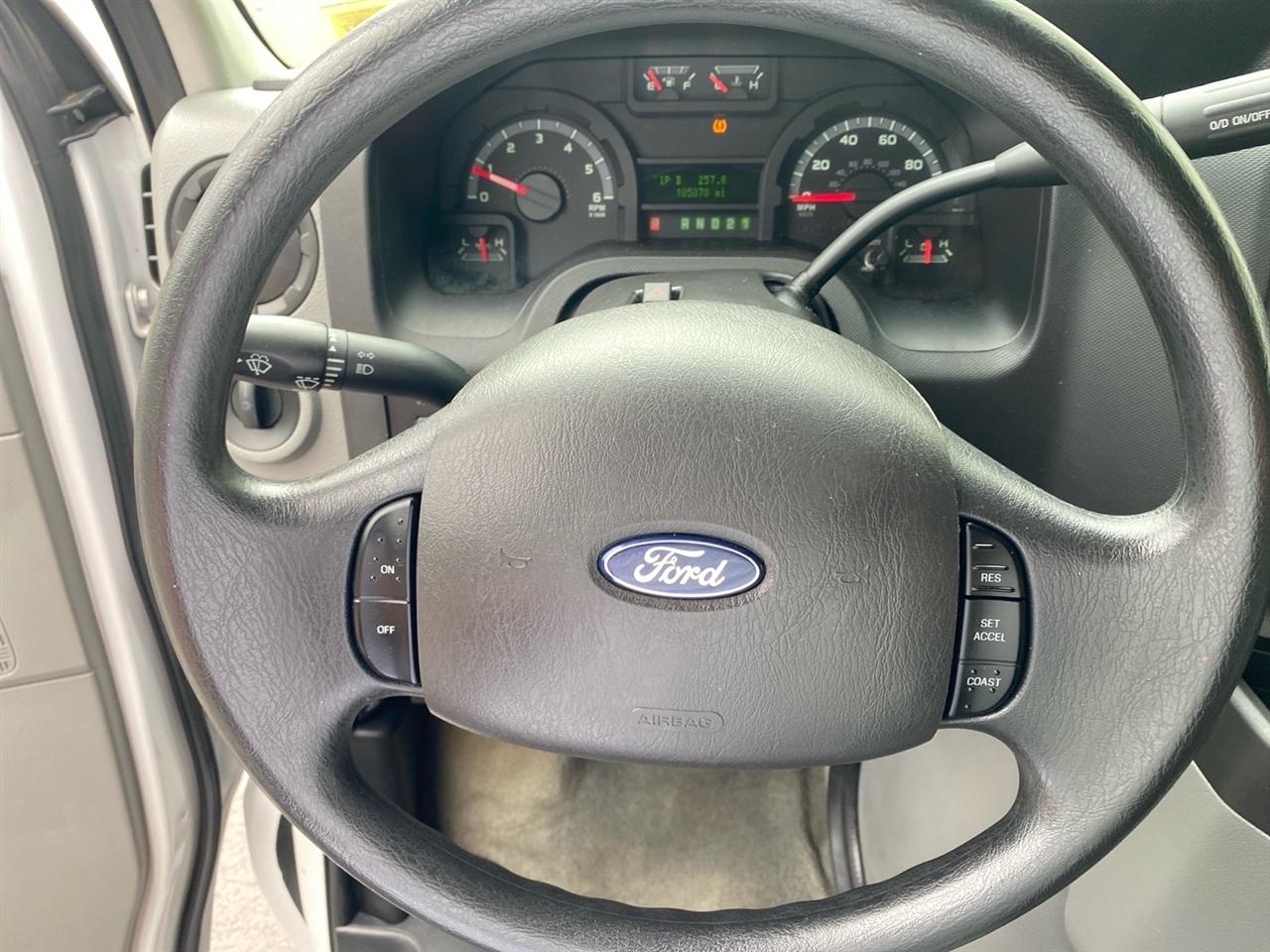 Ford Econoline E-350 XL Super Duty 2014