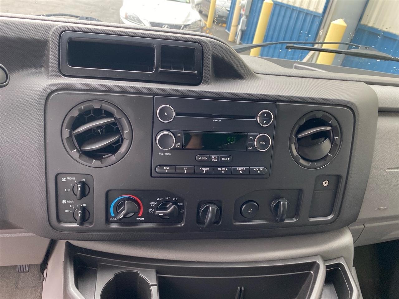 Ford Econoline E-350 XL Super Duty 2014