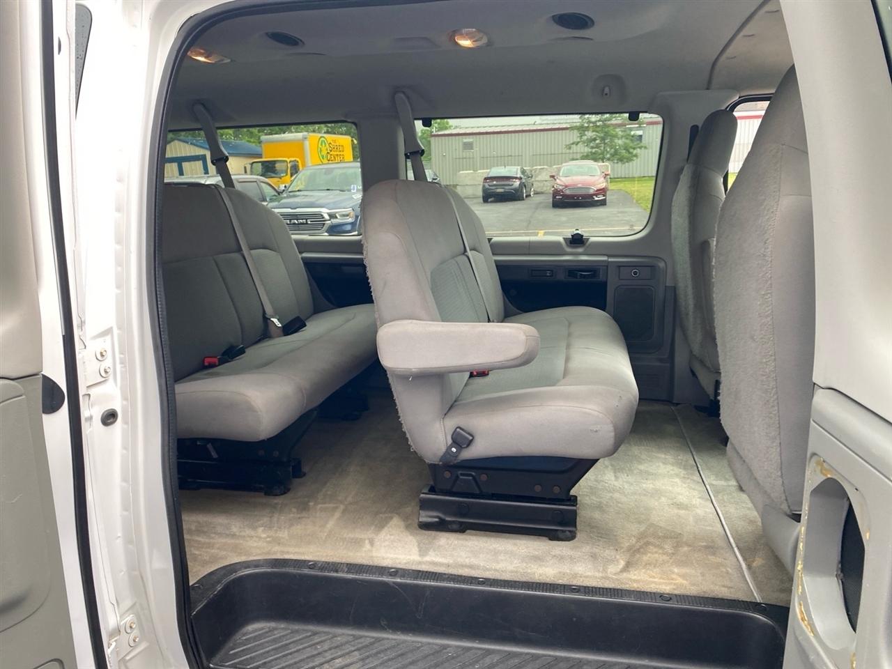 Ford Econoline E-350 XL Super Duty 2014