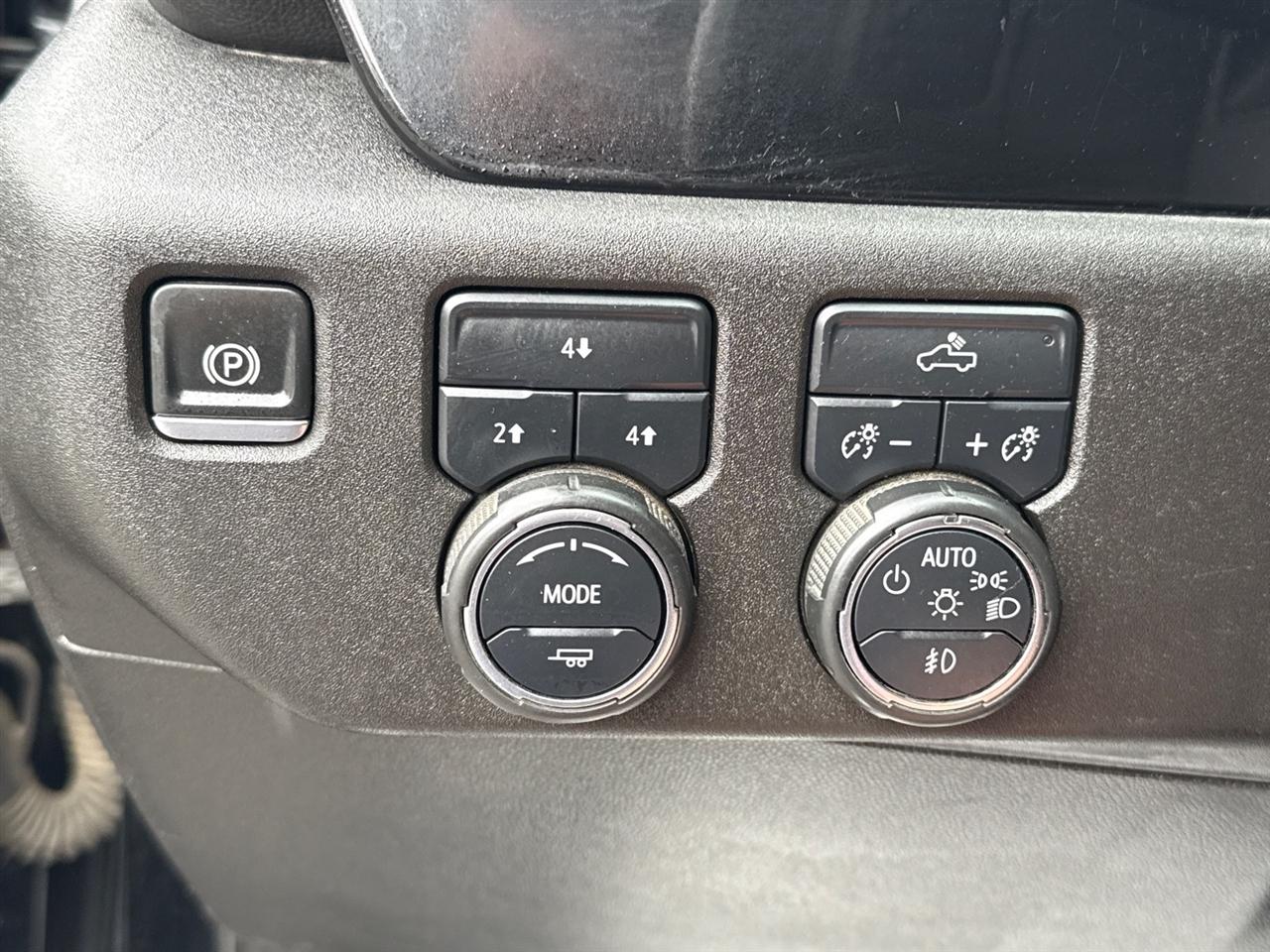 Chevrolet Silverado 2500HD 4WD Reg Cab 142" LT 2025