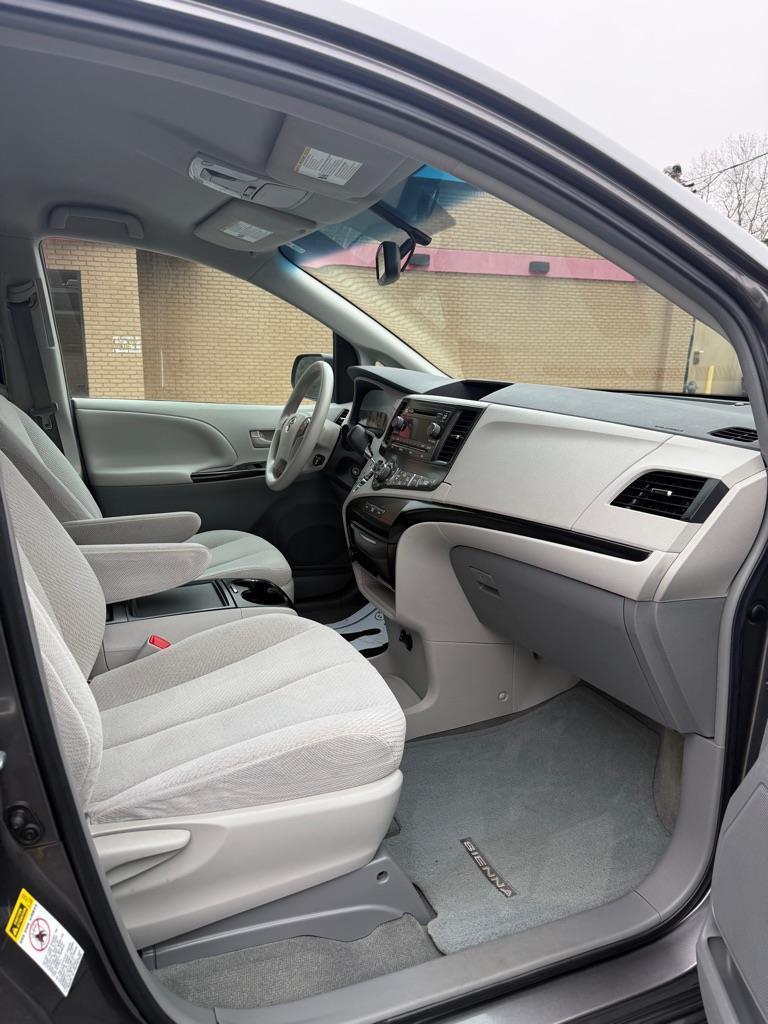 Toyota Sienna LE FWD 8-Passenger V6 2014