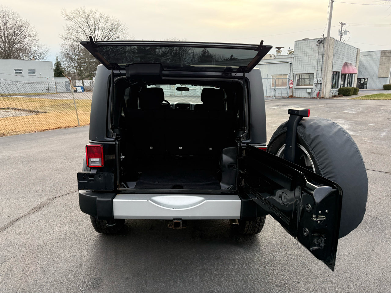 Jeep Wrangler Unlimited 4WD 4dr Sahara 2011