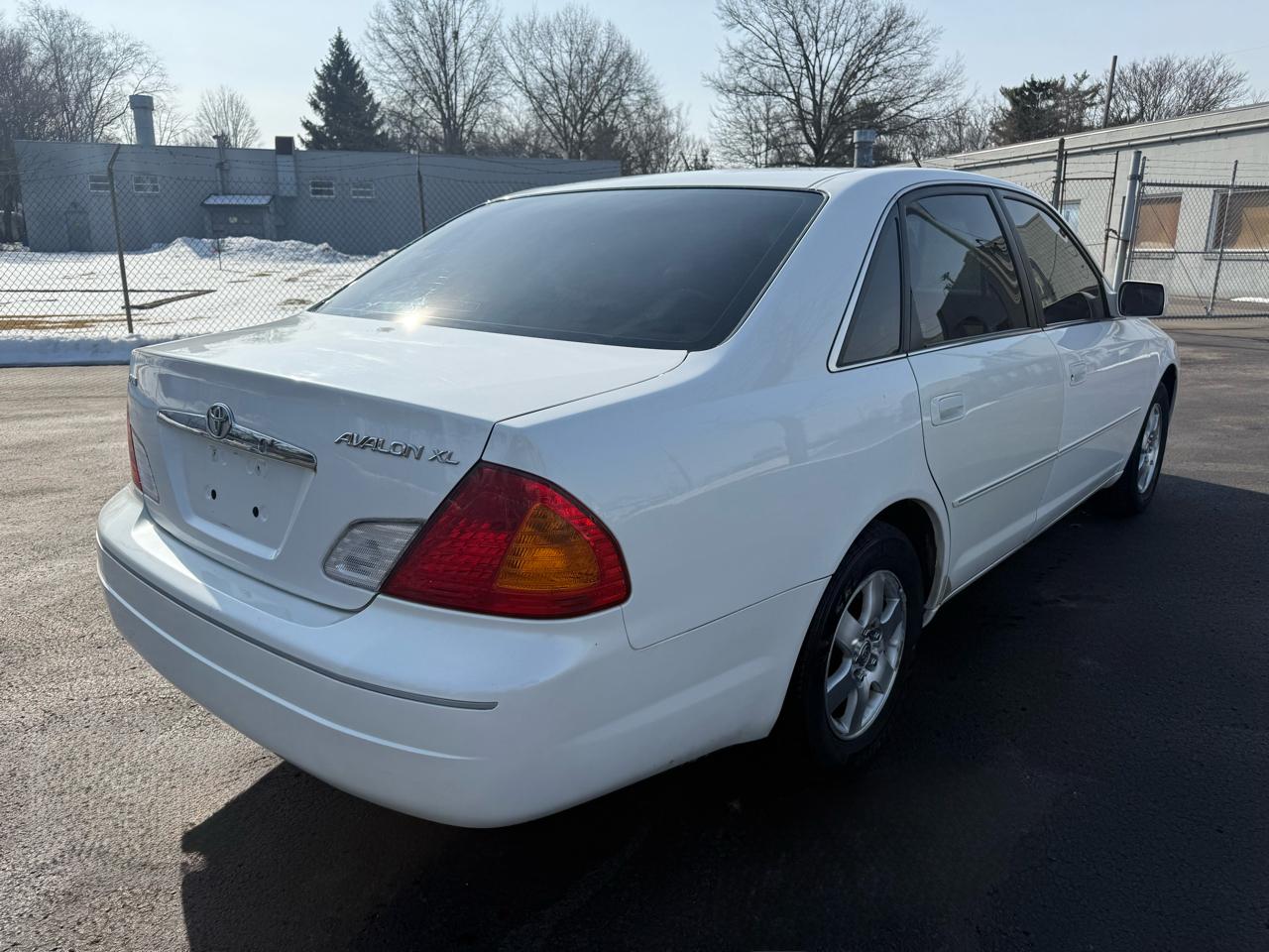 Toyota Avalon 4dr Sdn XLS w/Bench Seat 2000