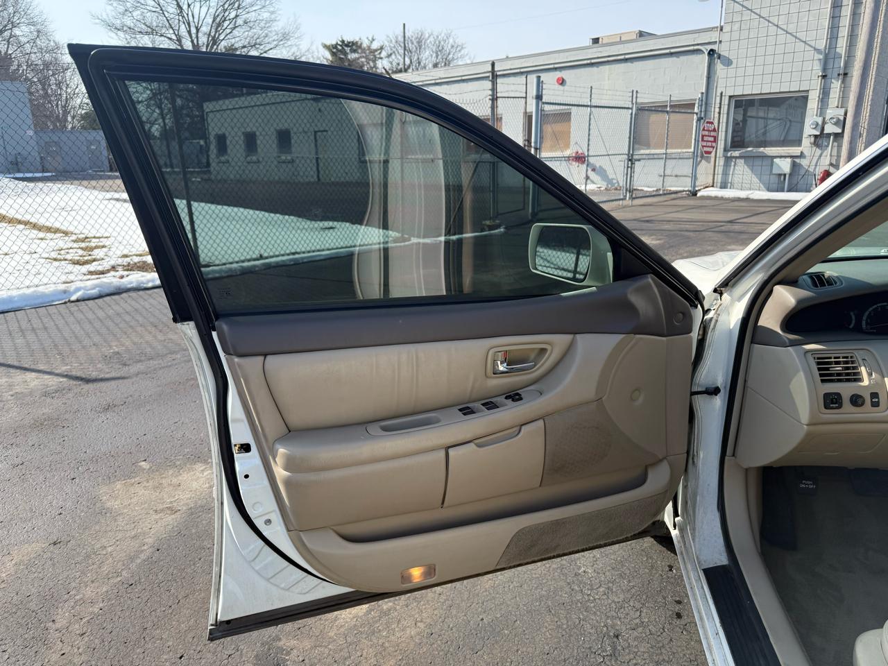 Toyota Avalon 4dr Sdn XLS w/Bench Seat 2000