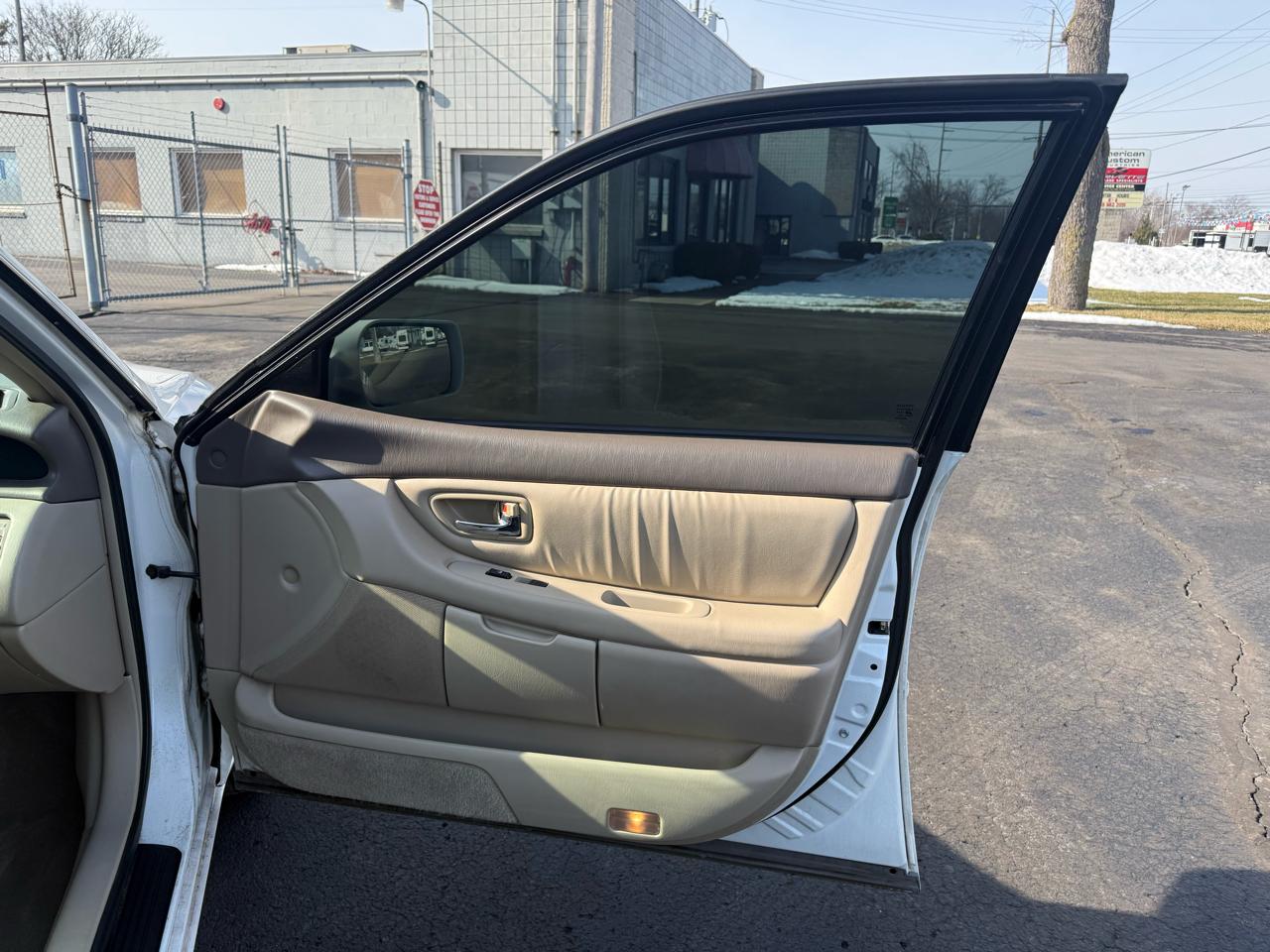 Toyota Avalon 4dr Sdn XLS w/Bench Seat 2000