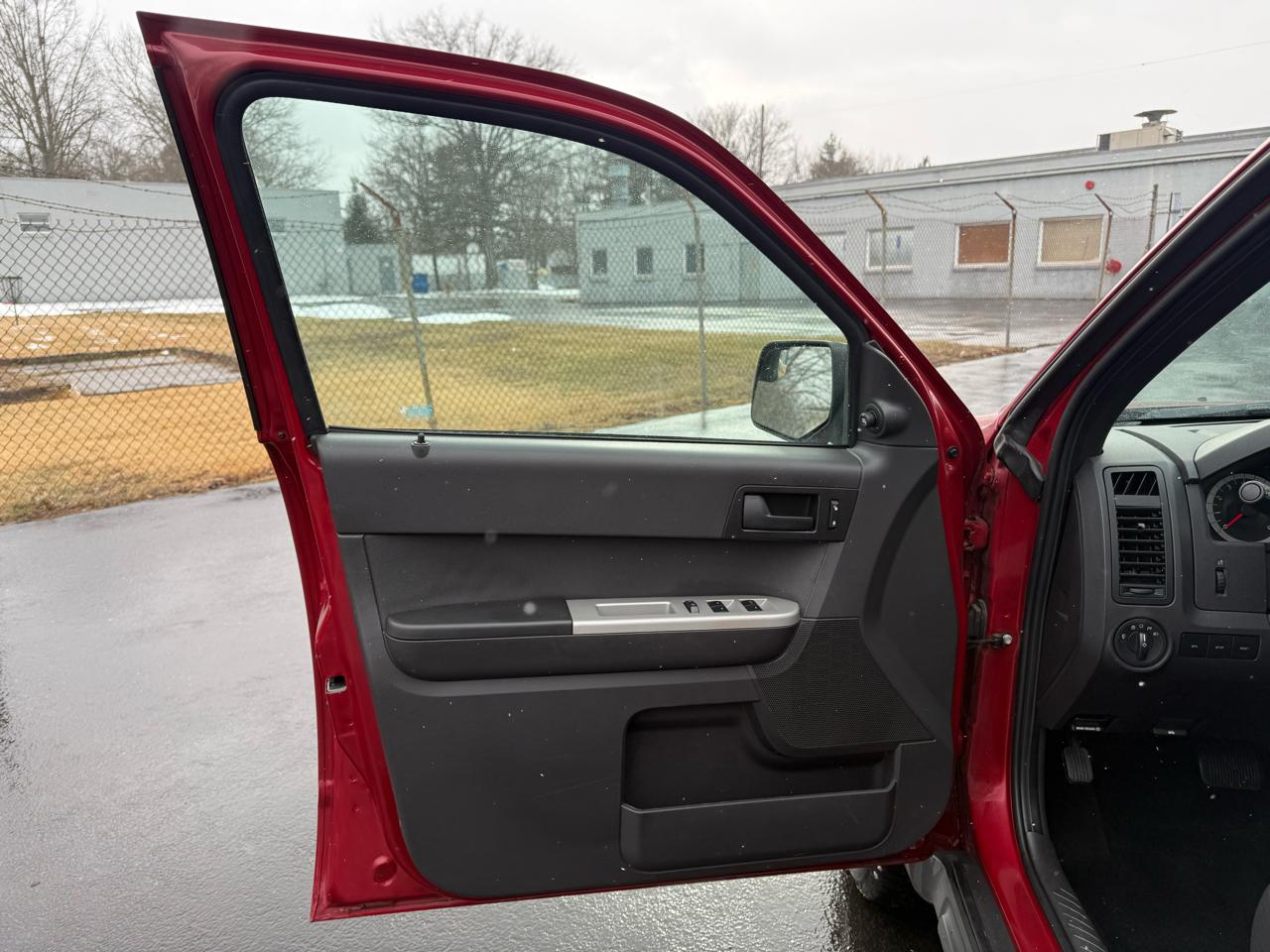 Ford Escape FWD 4dr XLT 2011