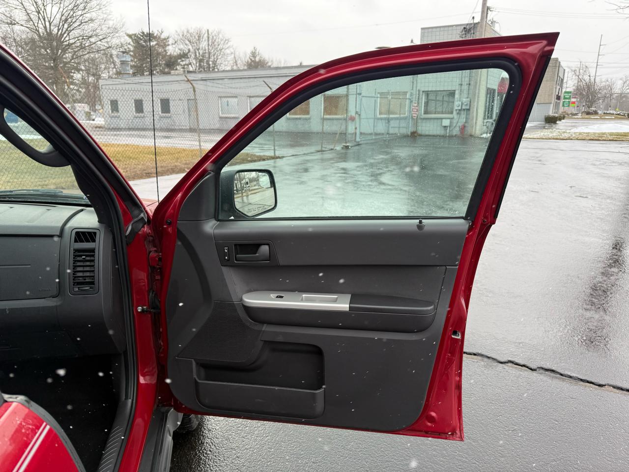 Ford Escape FWD 4dr XLT 2011