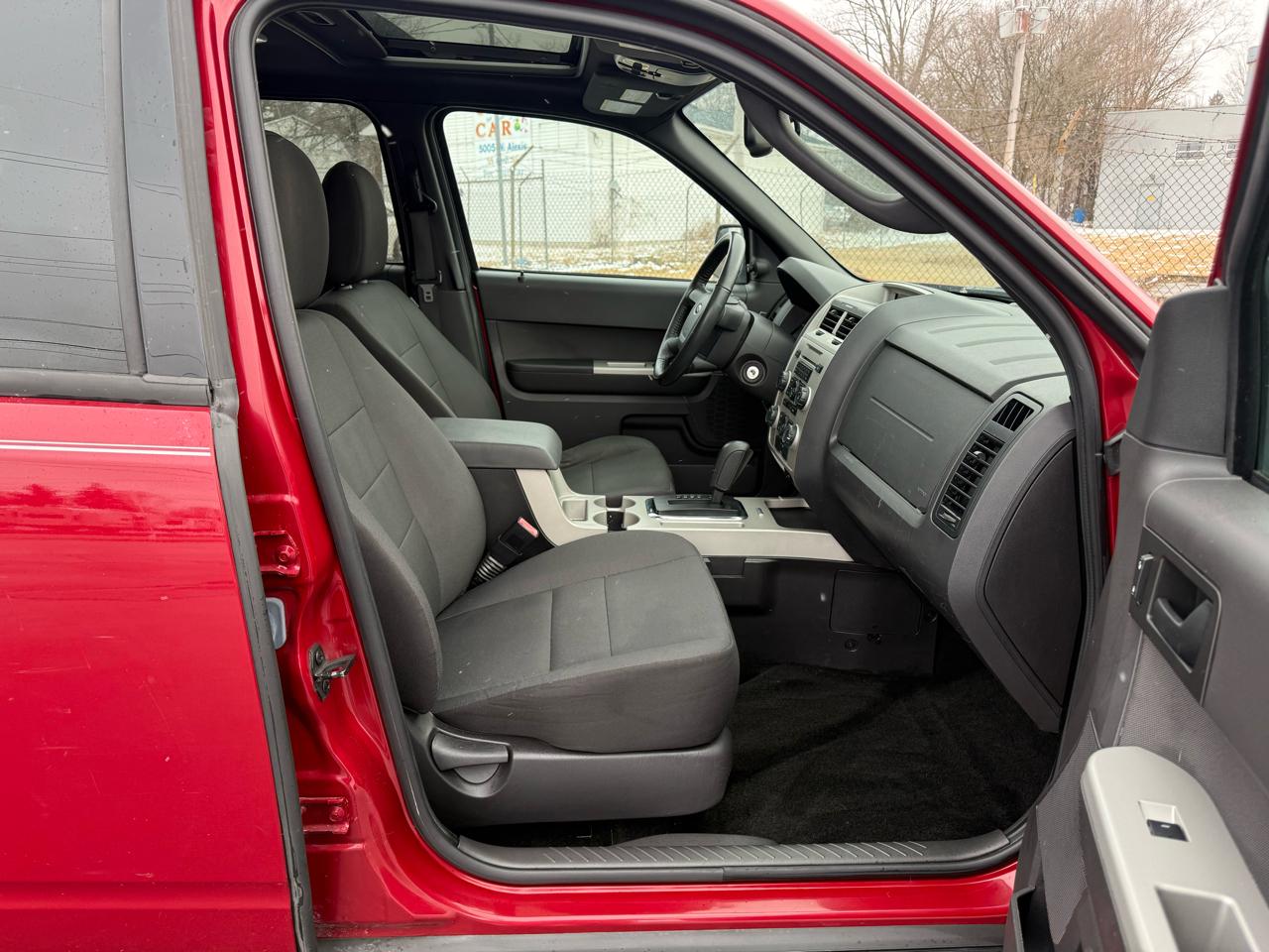 Ford Escape FWD 4dr XLT 2011