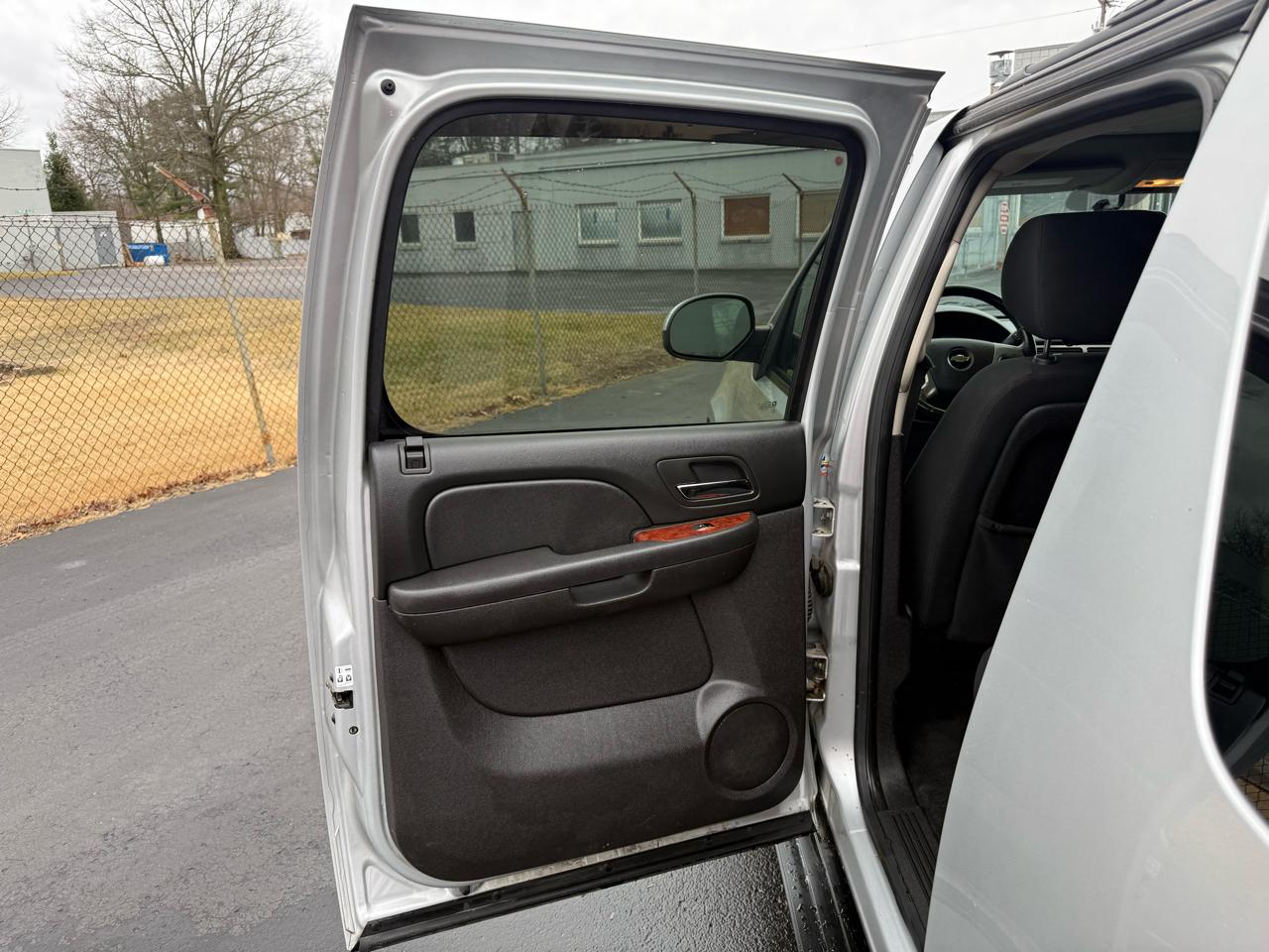 Chevrolet Suburban 2WD 4dr 1500 LS 2012