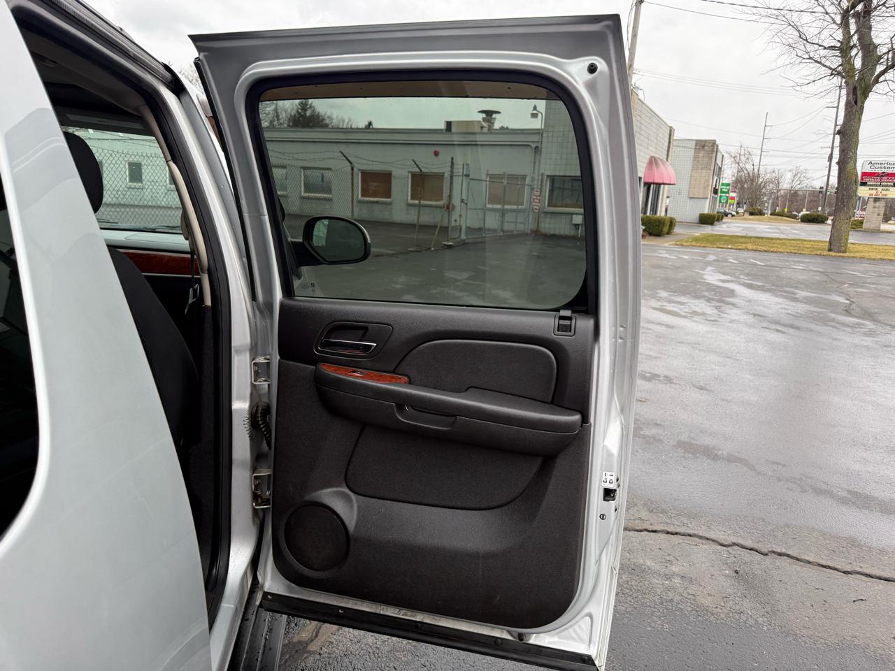 Chevrolet Suburban 2WD 4dr 1500 LS 2012