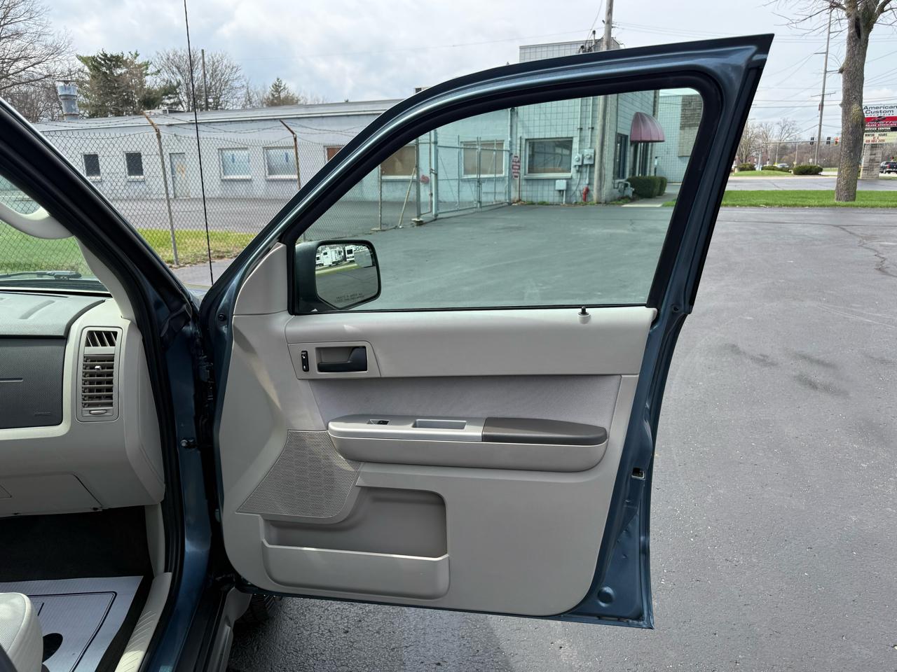 Ford Escape FWD 4dr XLT 2011