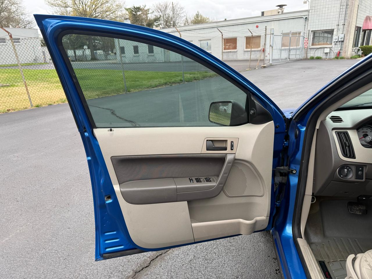 Ford Focus 4dr Sdn SE 2010