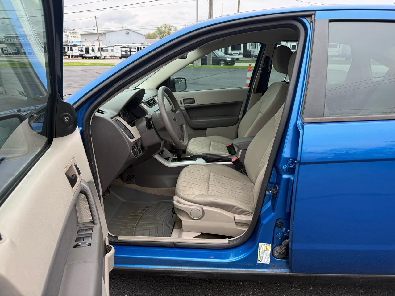 Ford Focus 4dr Sdn SE 2010