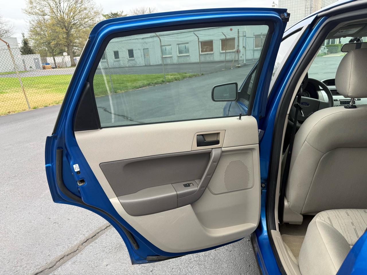 Ford Focus 4dr Sdn SE 2010