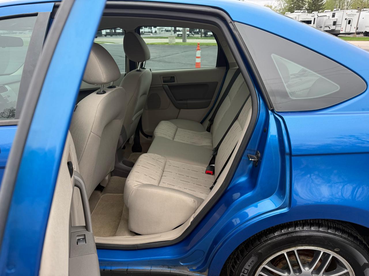 Ford Focus 4dr Sdn SE 2010