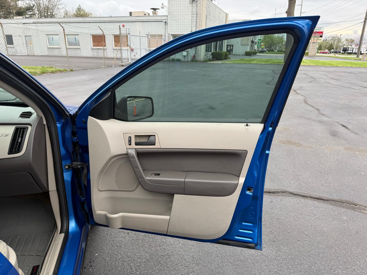 Ford Focus 4dr Sdn SE 2010