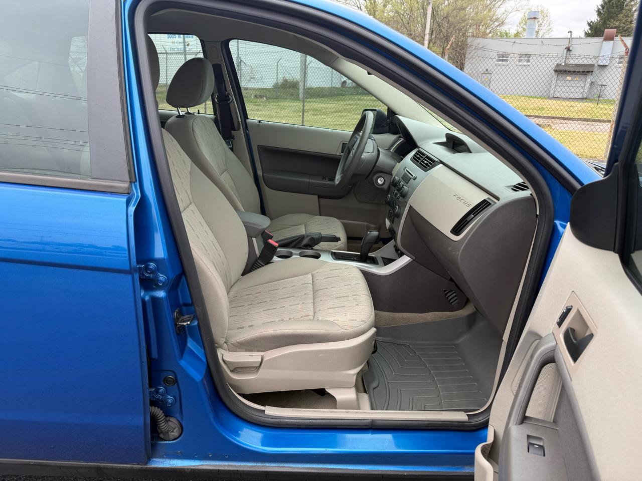 Ford Focus 4dr Sdn SE 2010