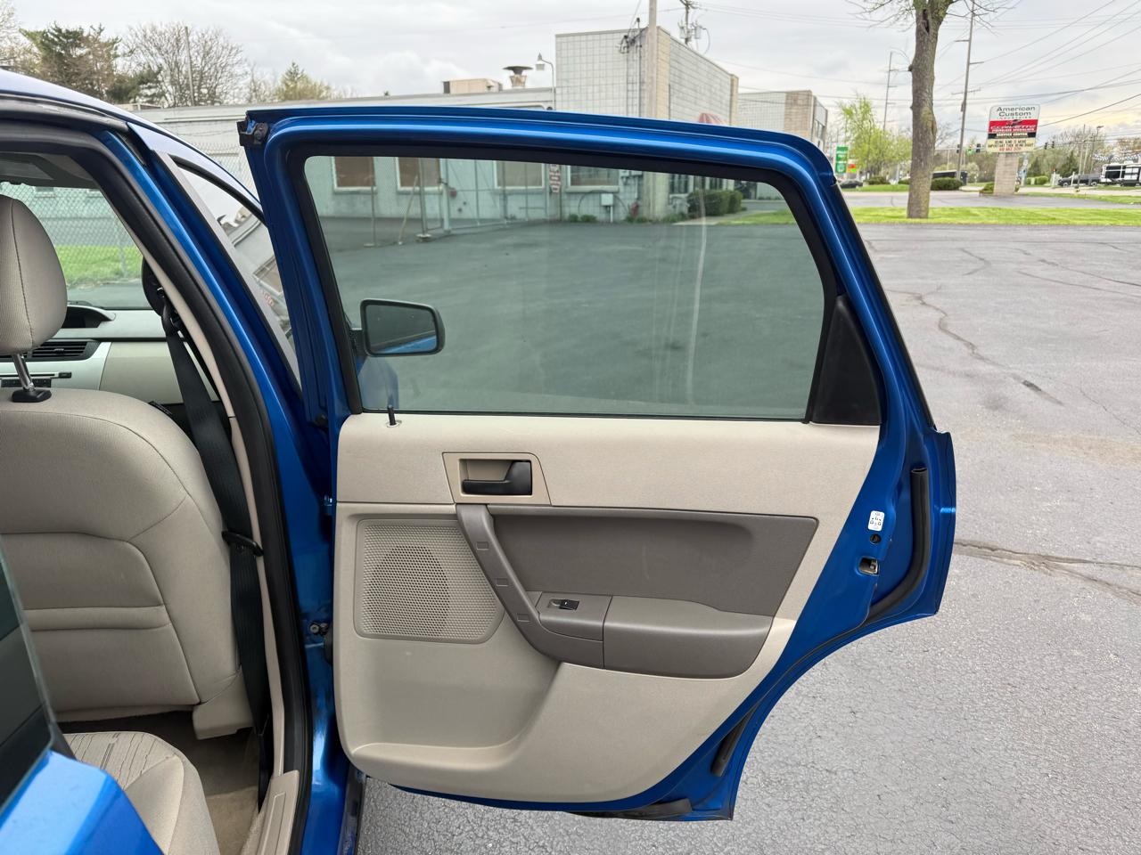 Ford Focus 4dr Sdn SE 2010