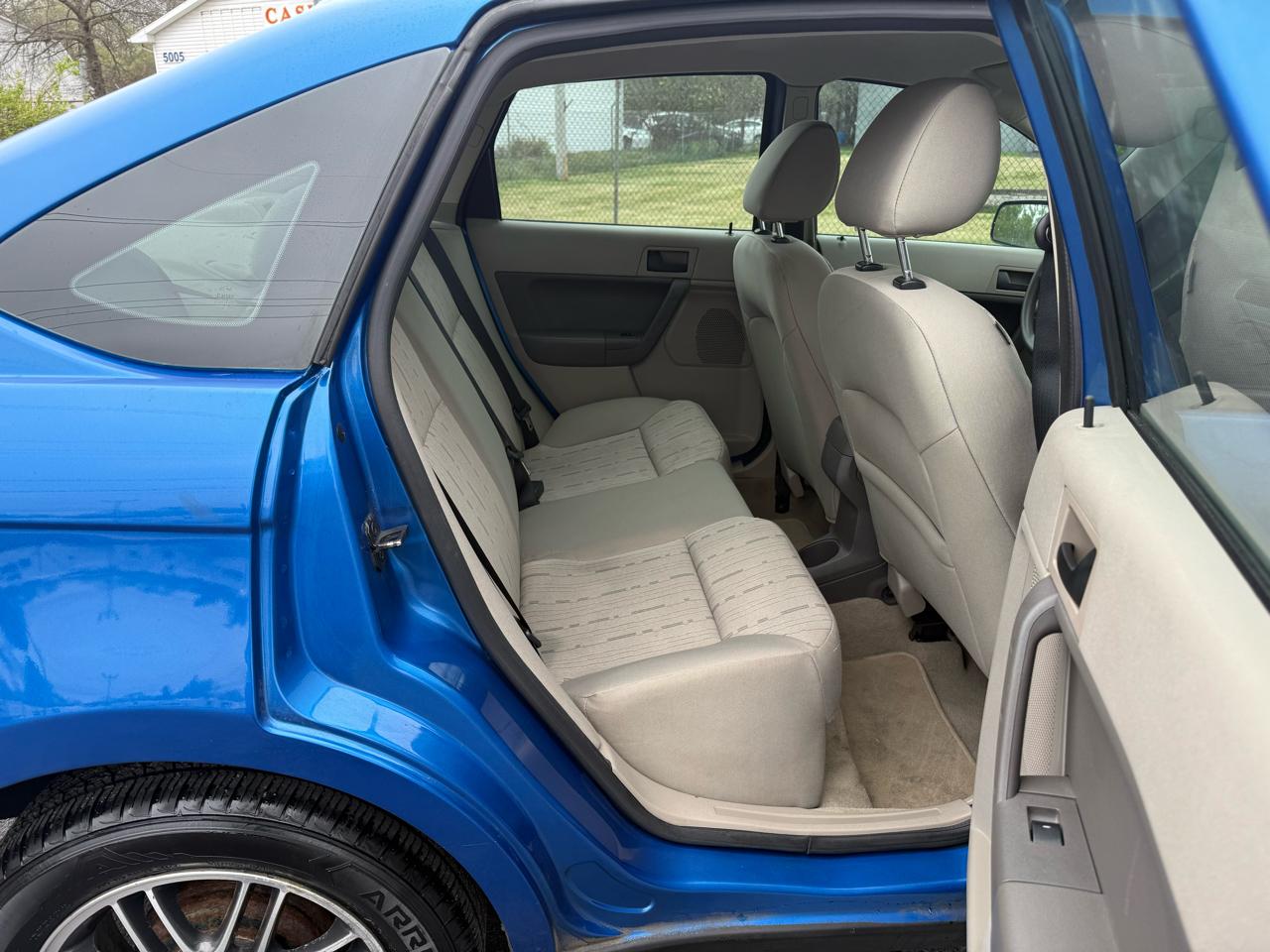 Ford Focus 4dr Sdn SE 2010