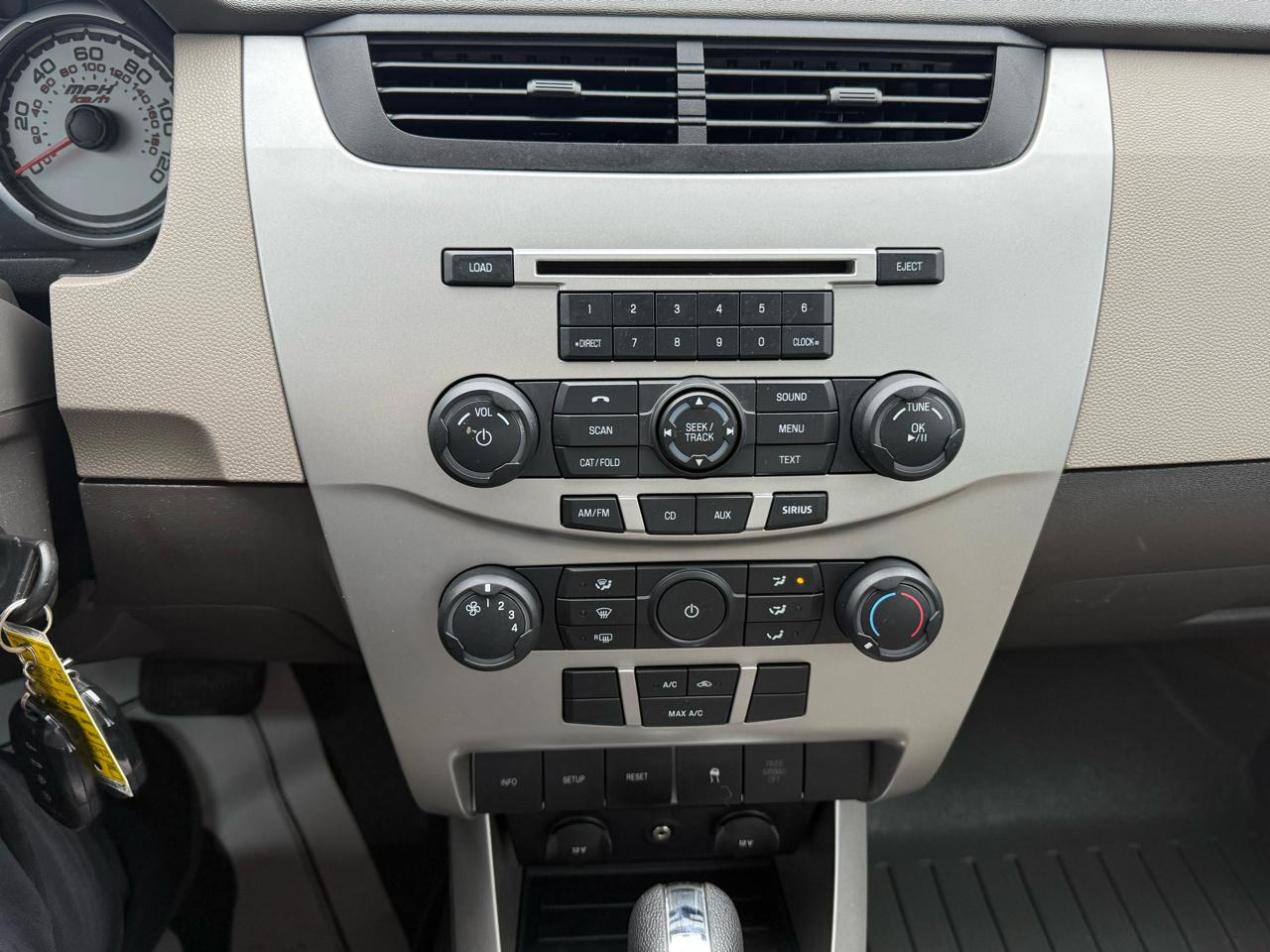 Ford Focus 4dr Sdn SE 2010