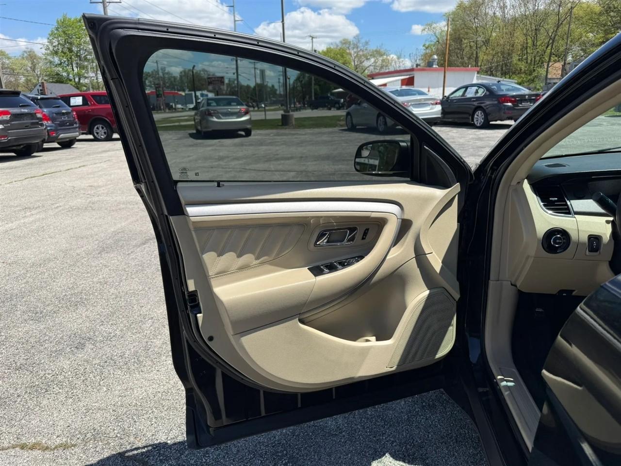 Ford Taurus SE FWD 2018