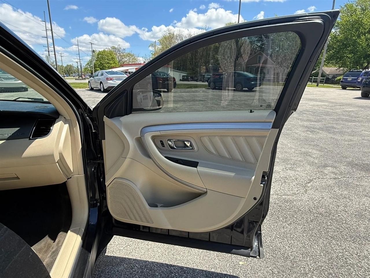 Ford Taurus SE FWD 2018