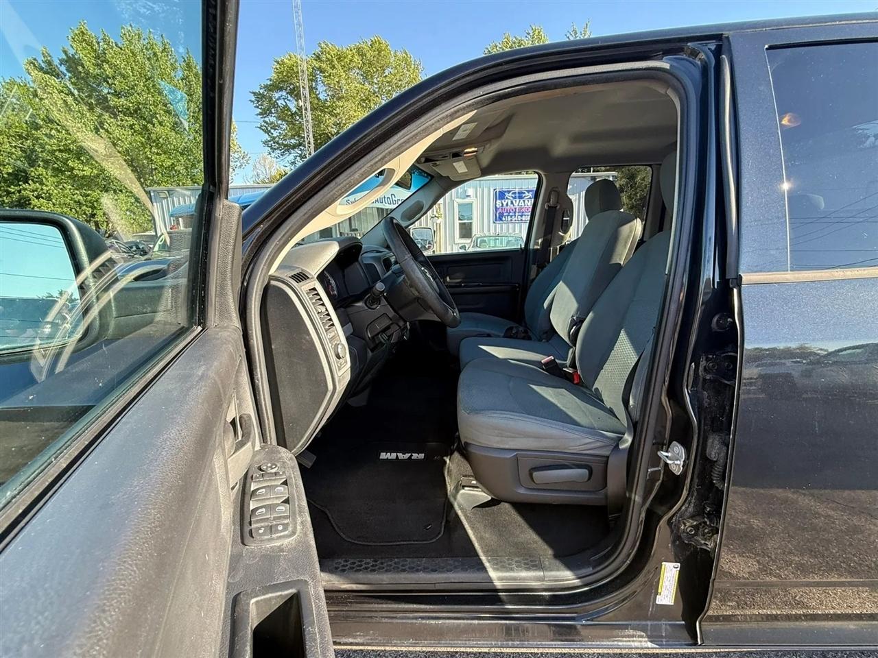 RAM 1500 Tradesman Quad Cab 4WD 2016