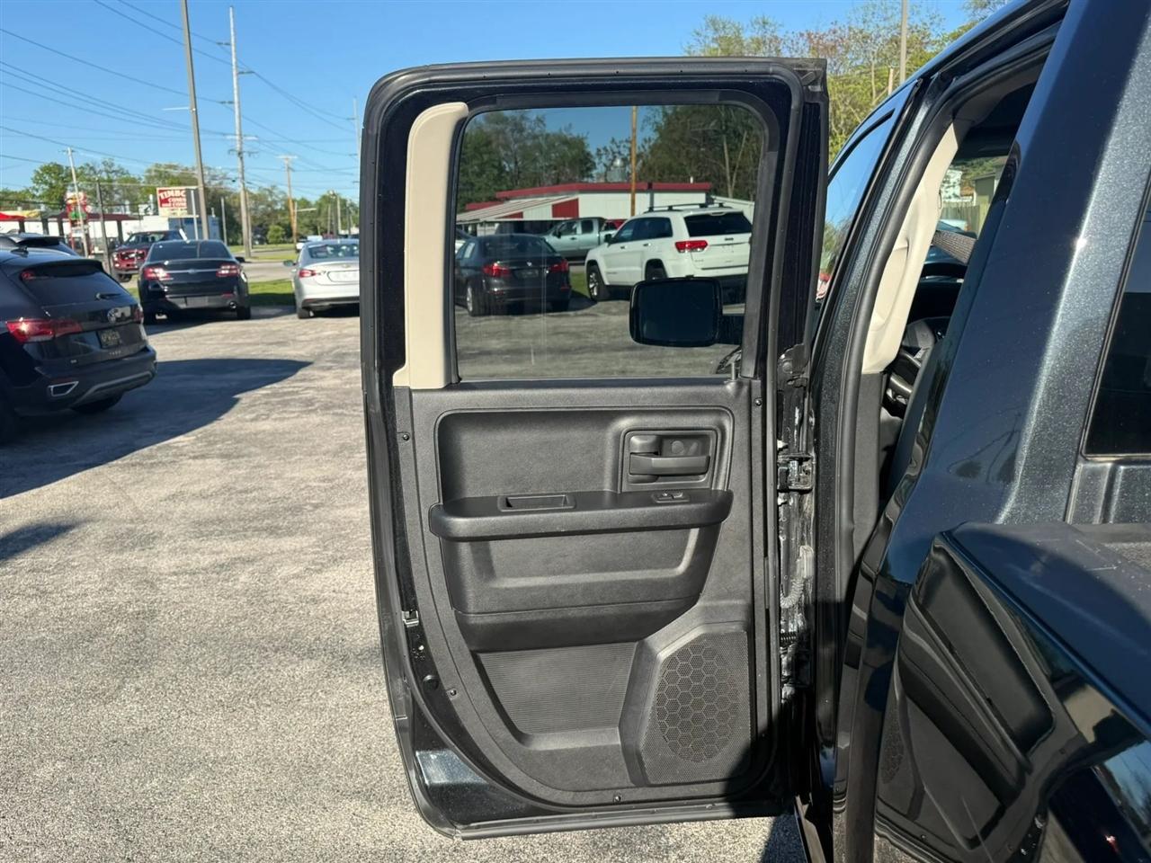 RAM 1500 Tradesman Quad Cab 4WD 2016