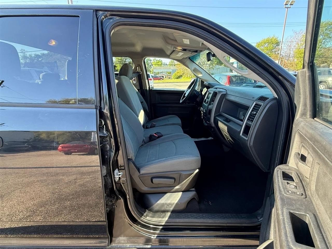 RAM 1500 Tradesman Quad Cab 4WD 2016