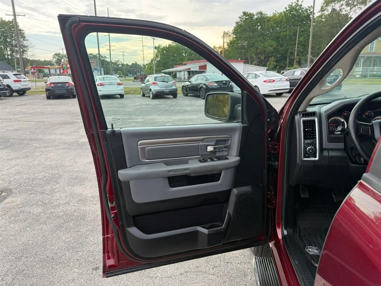 RAM 1500 SLT Crew Cab SWB 4WD 2016