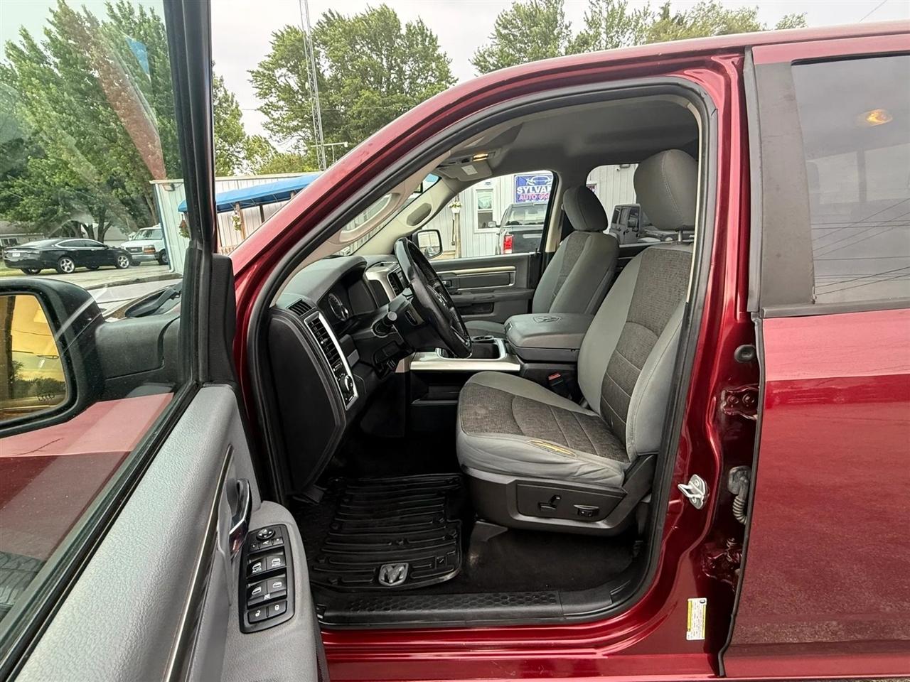 RAM 1500 SLT Crew Cab SWB 4WD 2016
