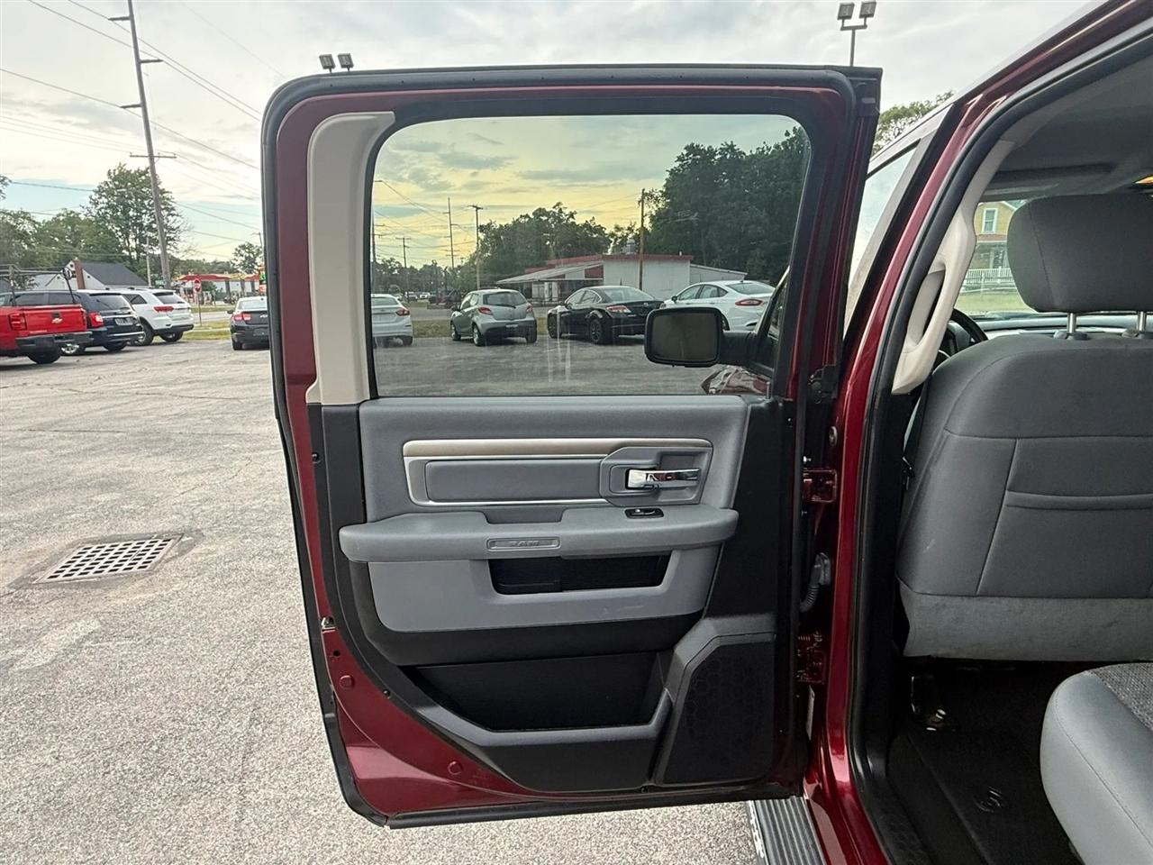 RAM 1500 SLT Crew Cab SWB 4WD 2016