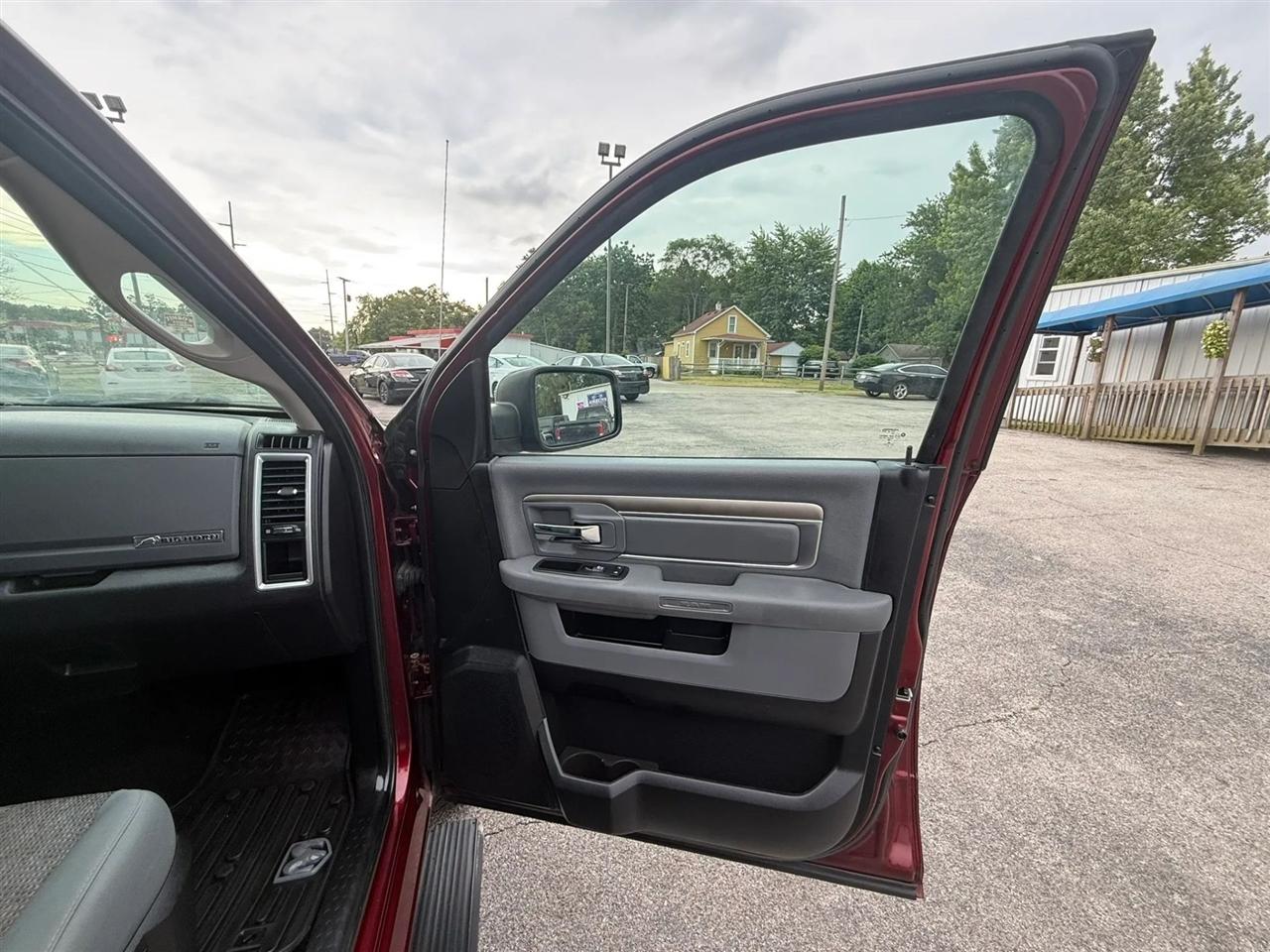 RAM 1500 SLT Crew Cab SWB 4WD 2016