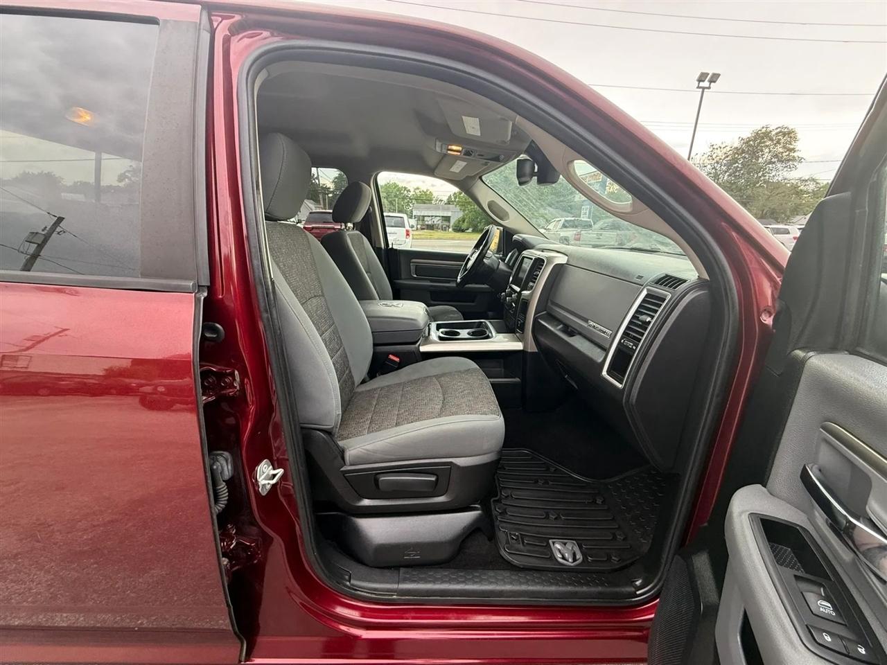 RAM 1500 SLT Crew Cab SWB 4WD 2016