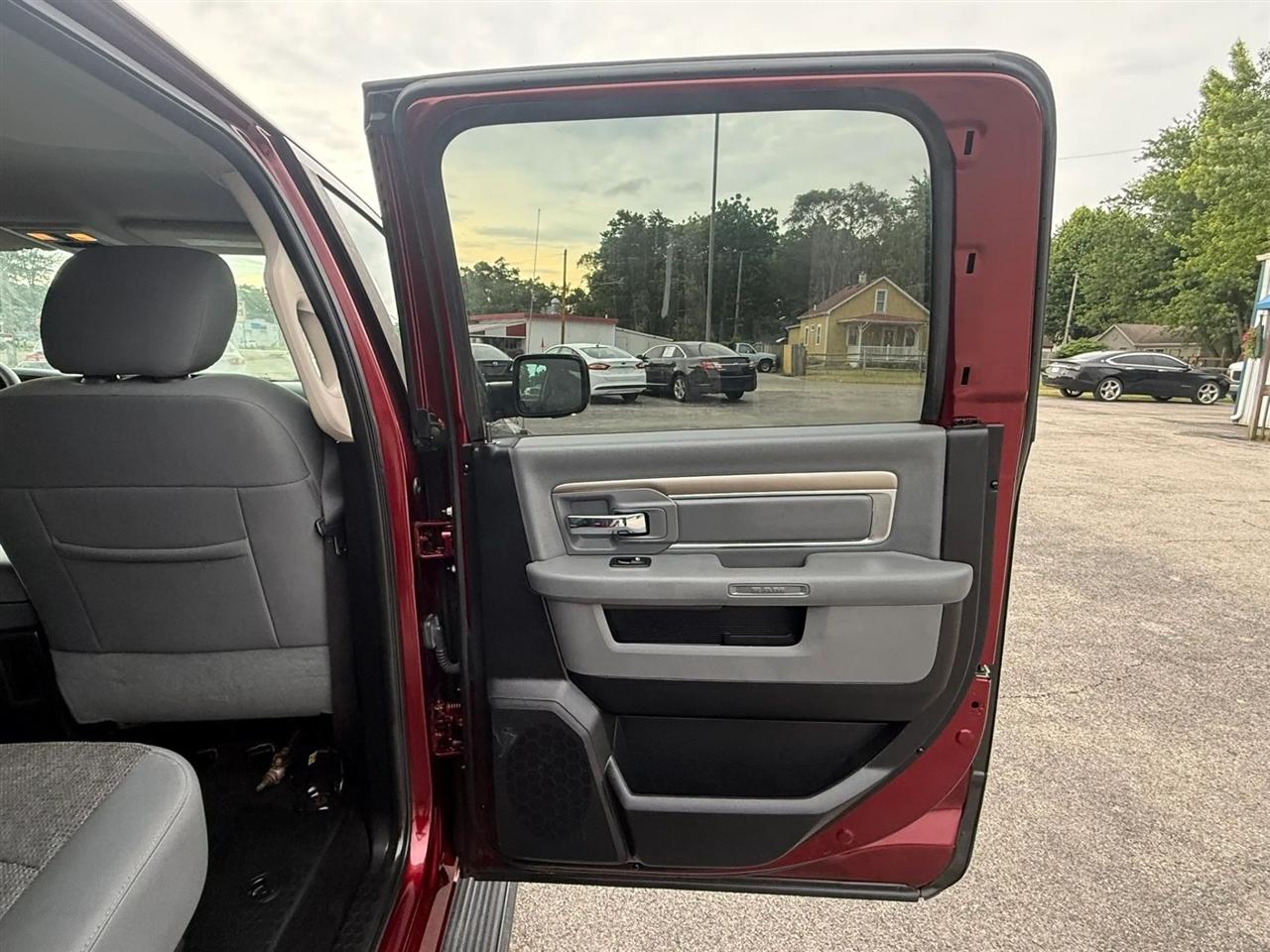RAM 1500 SLT Crew Cab SWB 4WD 2016